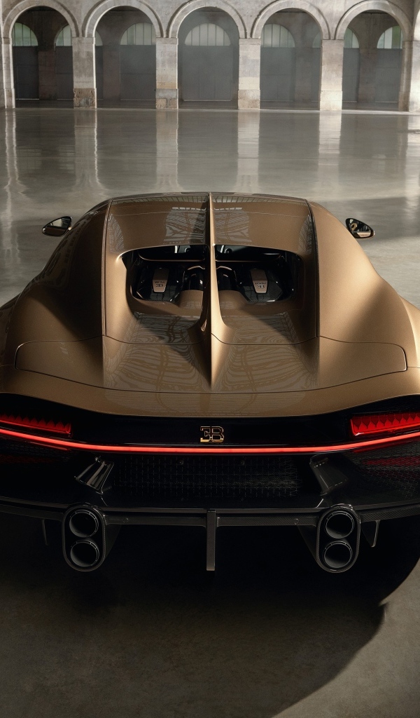 Вид сзади на быстрый автомобиль Bugatti Chiron