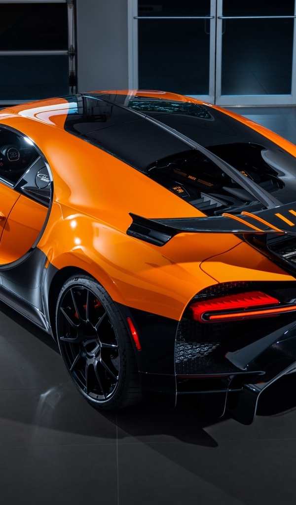 Вид сзади на спортивный автомобиль Bugatti Chiron