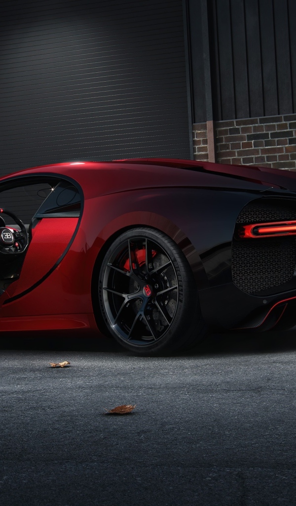 Красный дорогой автомобиль Bugatti Chiron вид сзади