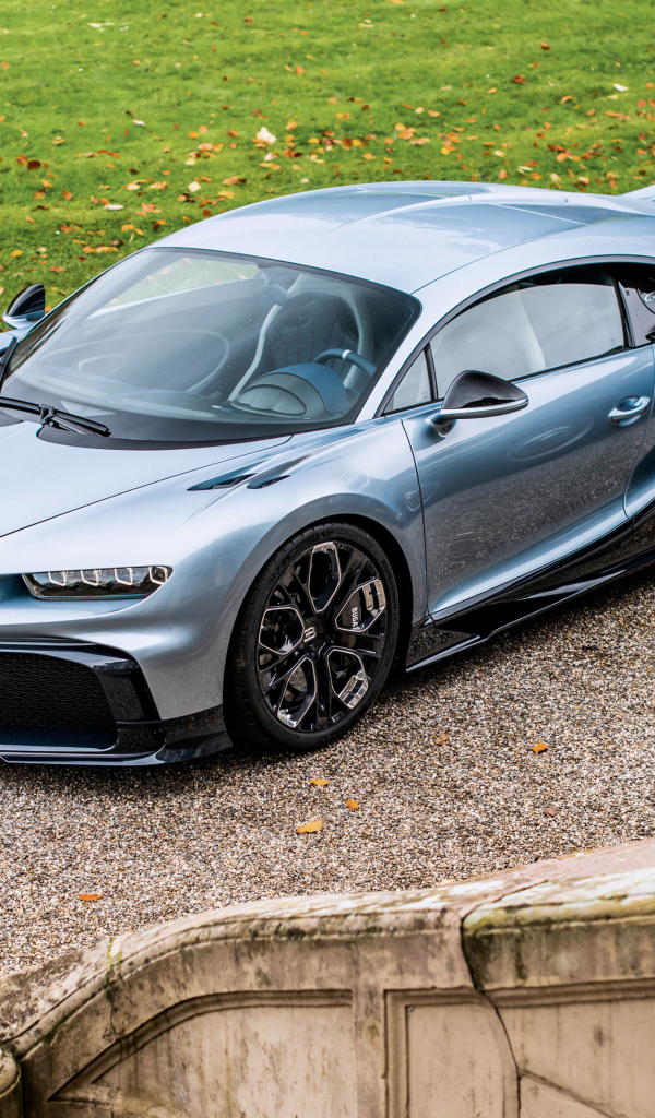 Серебристый Bugatti Chiron Profilée