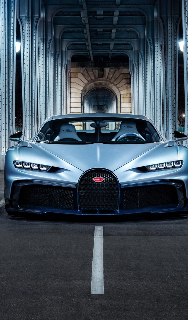 Серебристый Bugatti Chiron Profilée на мосту