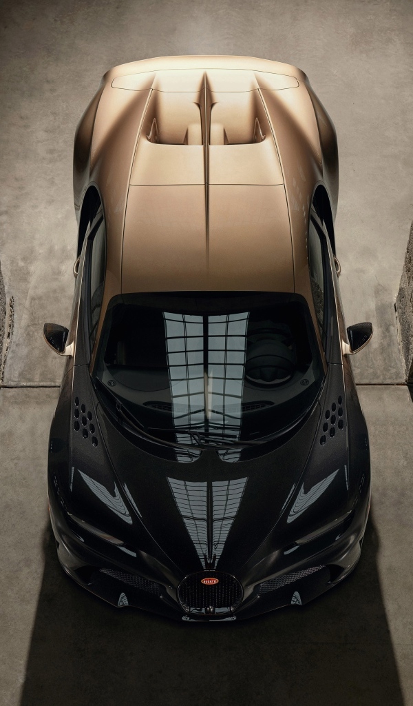 Вид сверху на быстрый автомобиль Bugatti Chiron