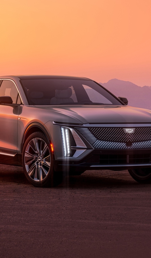 Автомобиль Cadillac Lyriq, 2023 года на фоне заката