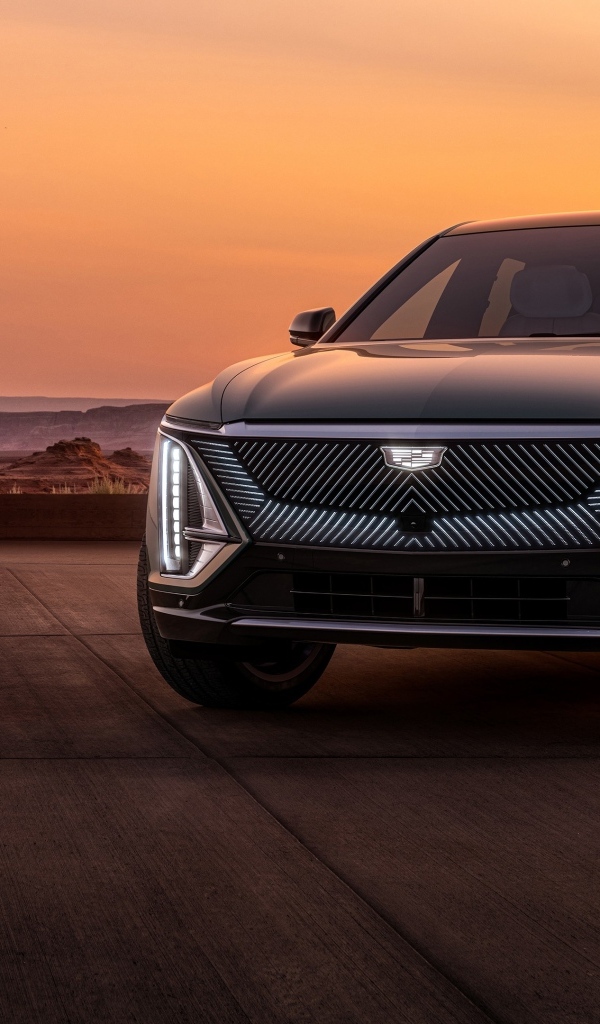 Автомобиль Cadillac Lyriq  2023 года на фоне заката