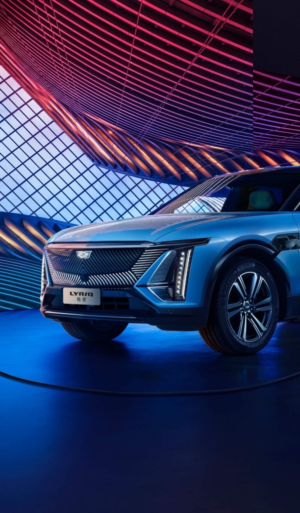 Автомобиль Cadillac Lyriq 2023 года на заправке