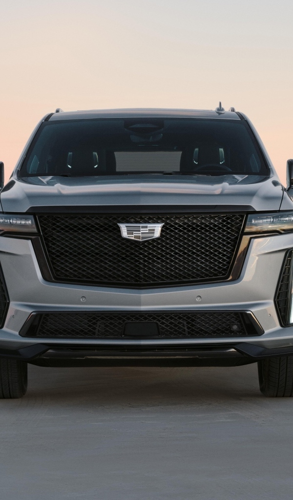 Серебристый внедорожник Cadillac Escalade-V 2023 года вид спереди