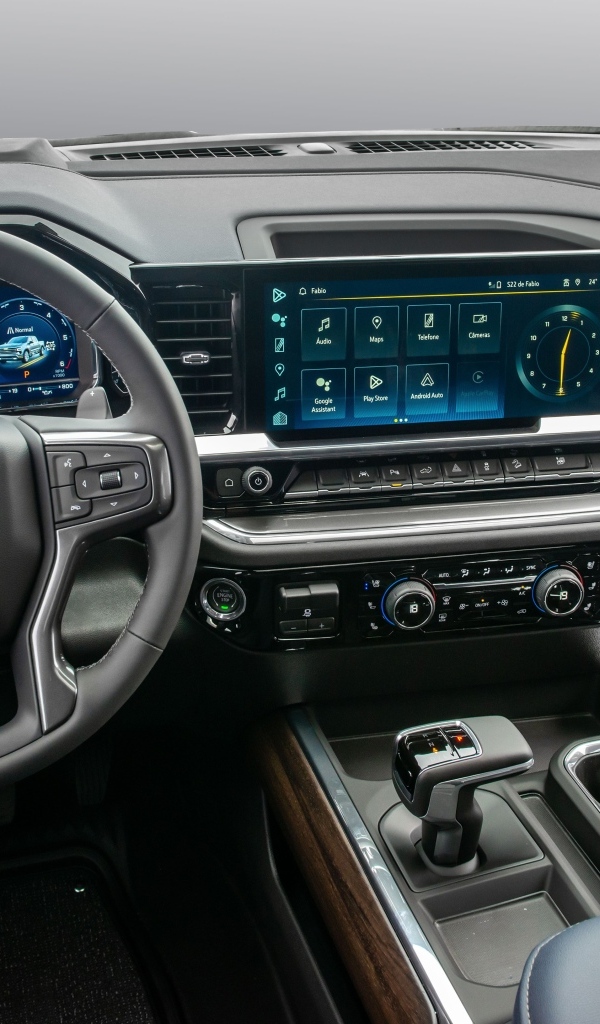 Салон автомобиля Chevrolet Silverado 2023 года