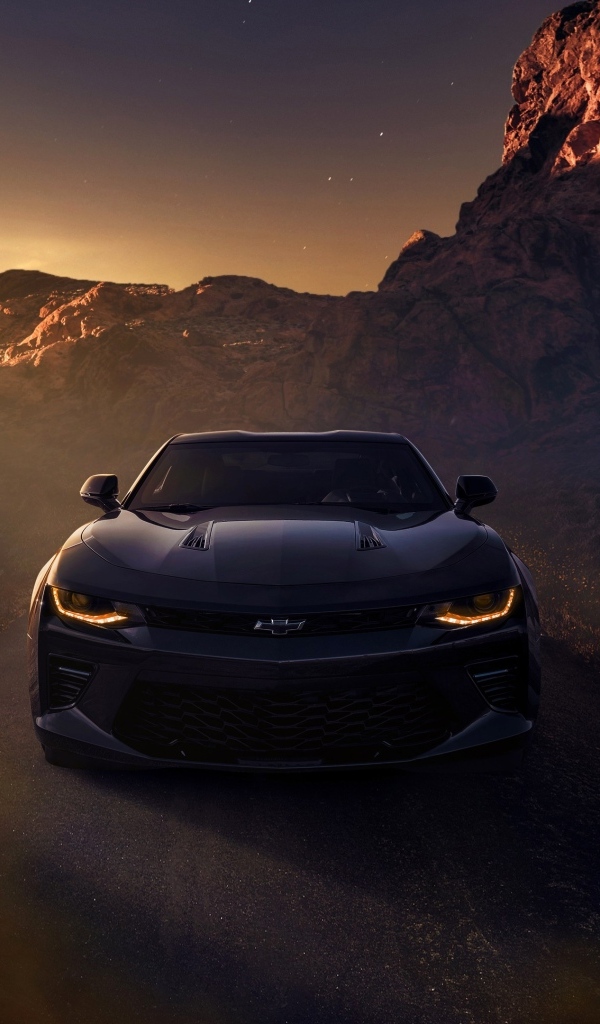 Автомобиль Chevrolet Camaro SS в горах