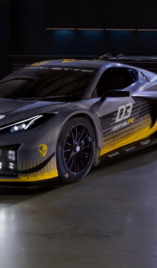 Автомобиль Chevrolet Corvette Z06 GT3 R в гараже