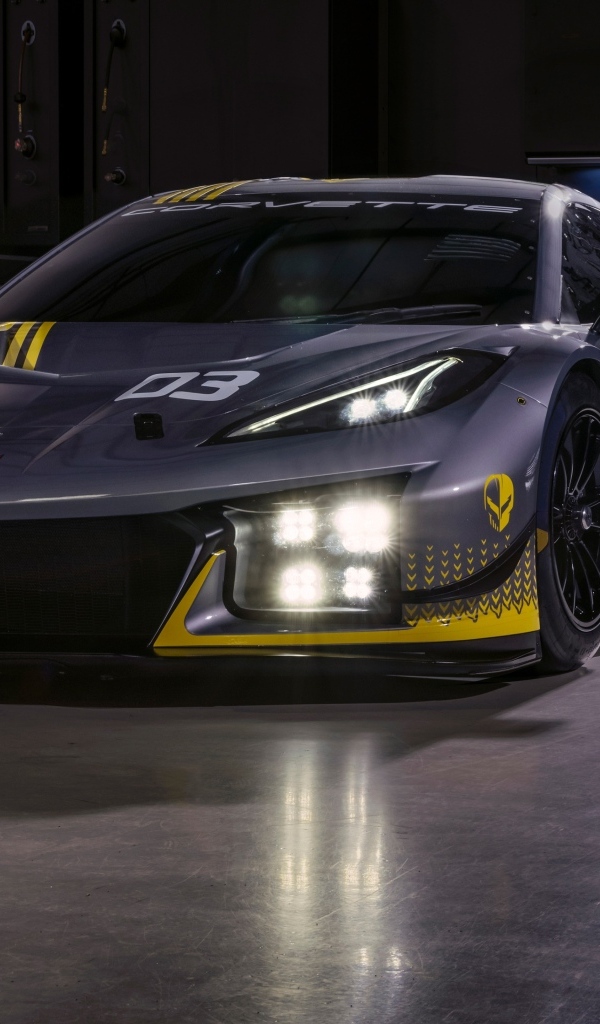 Спорткар Chevrolet Corvette Z06 GT3 R с включенными фарами