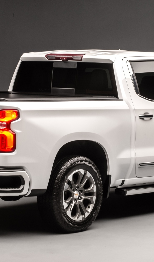 Автомобиль Chevrolet Silverado вид сзади на сером фоне