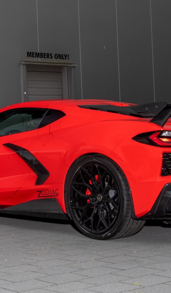 Вид сзади на красный автомобиль Chevrolet Corvette Zodiac 2023 года