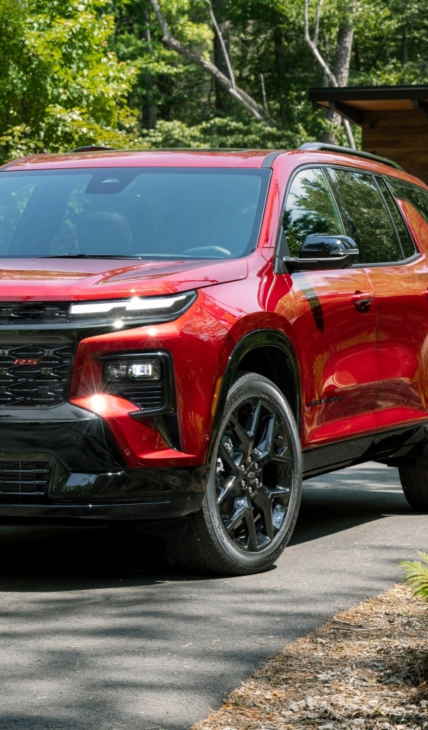 Красный внедорожник Chevrolet Traverse RS 2024 года