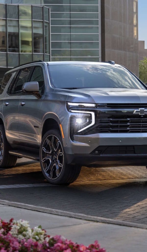 Серебристый внедорожник Chevrolet Tahoe RST 2025  года