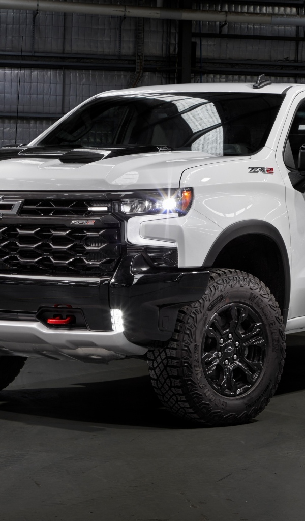 Белый пикап Chevrolet Silverado ZR2 в гараже