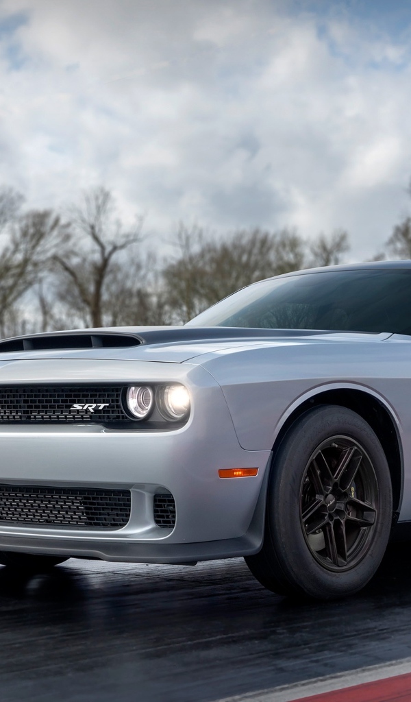 Быстрый автомобиль Dodge Challenger SRT Demon 2023 года