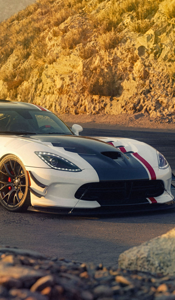 Автомобиль Dodge Viper ACR в горах
