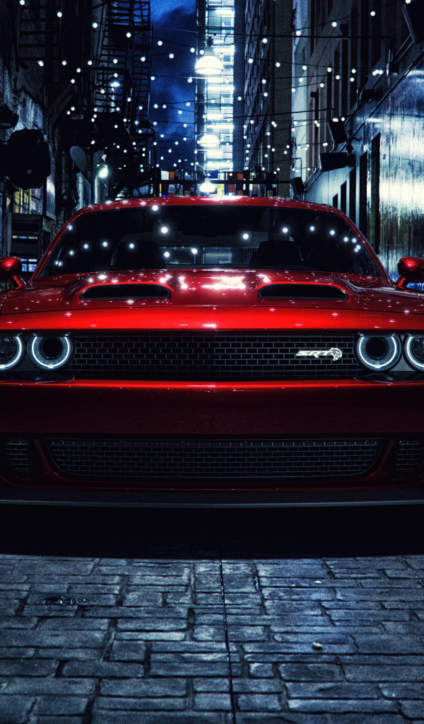 Красный Dodge Challenger SRT Hellcat на улице города