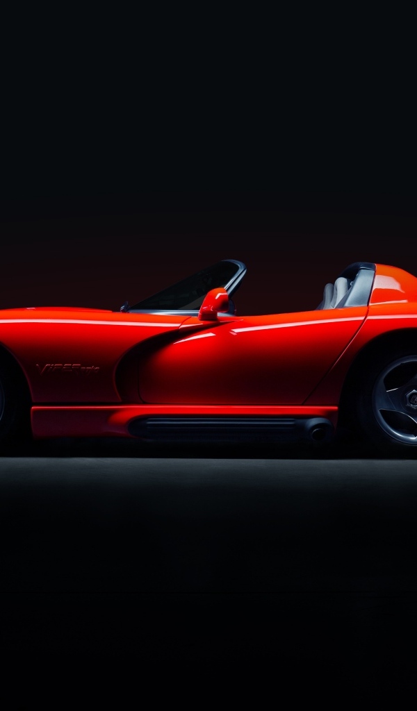 Красный Dodge Viper RT10 на черном фоне