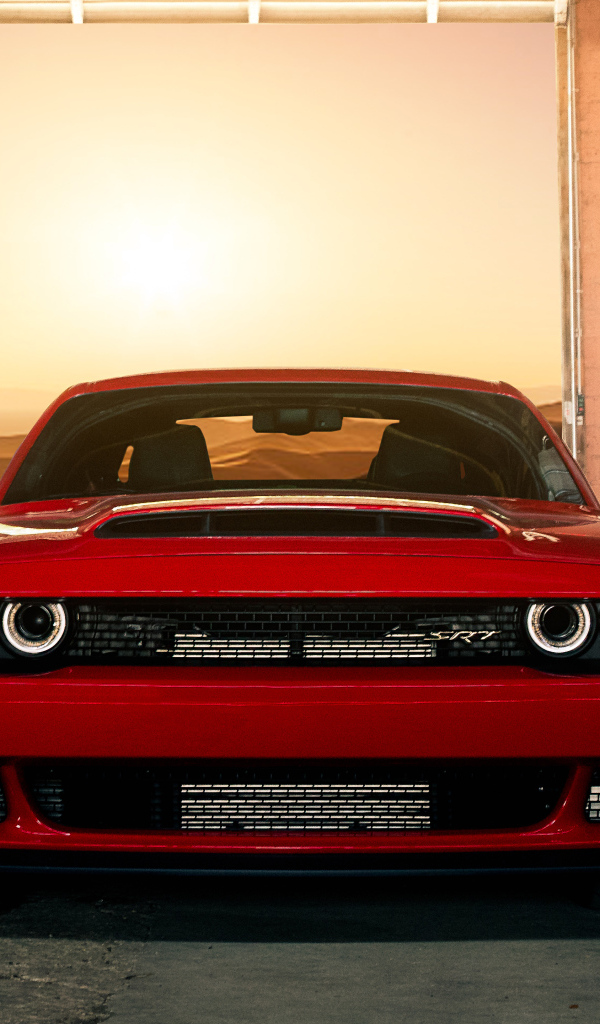Красный автомобиль Dodge Challenger SRT Demon в гараже