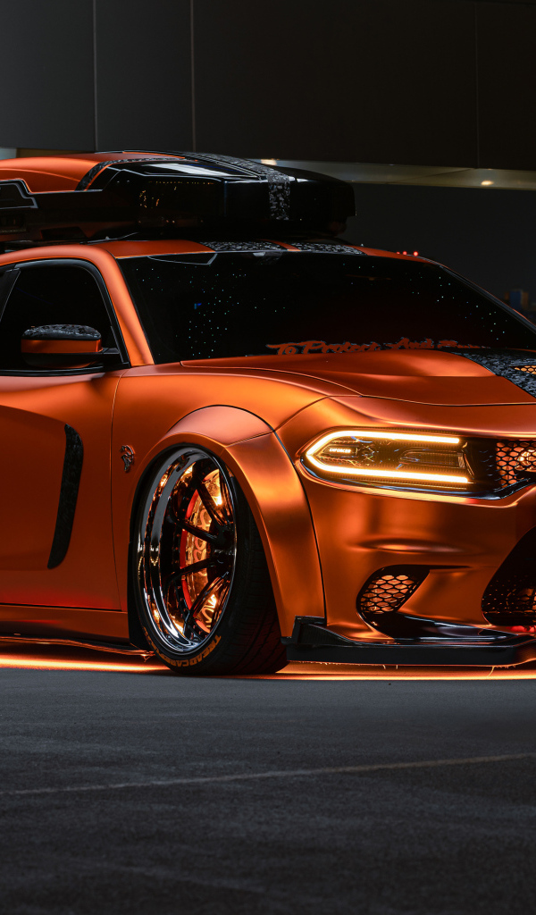 Стильный блестящий автомобиль Dodge Charger