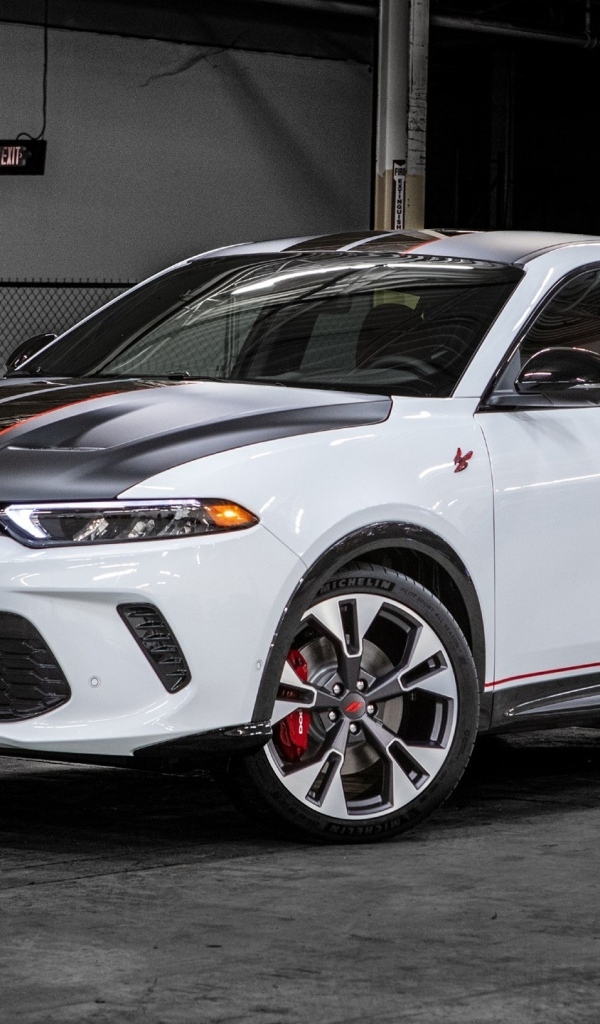 Белый автомобиль Dodge Hornet RT GLH