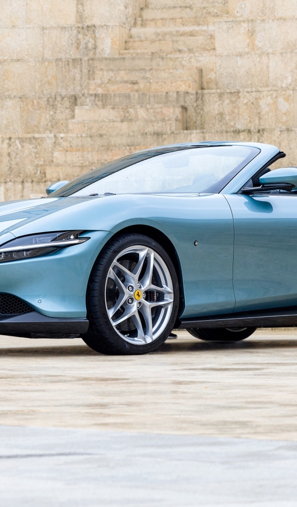 Кабриолет Ferrari Roma Spider 2023 года
