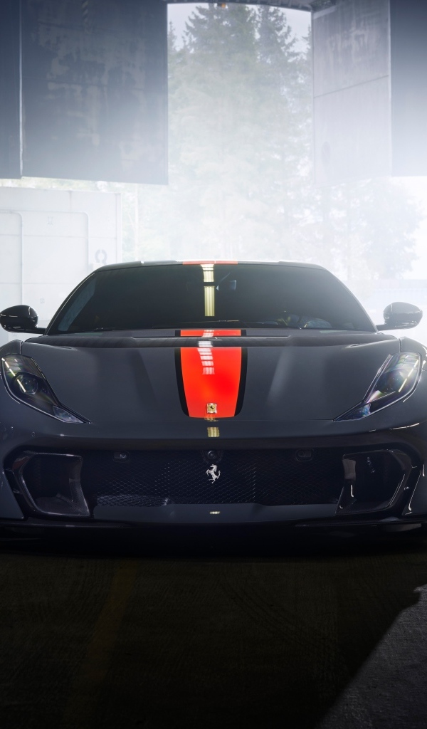 Красивый автомобиль Ferrari 812 вид спереди