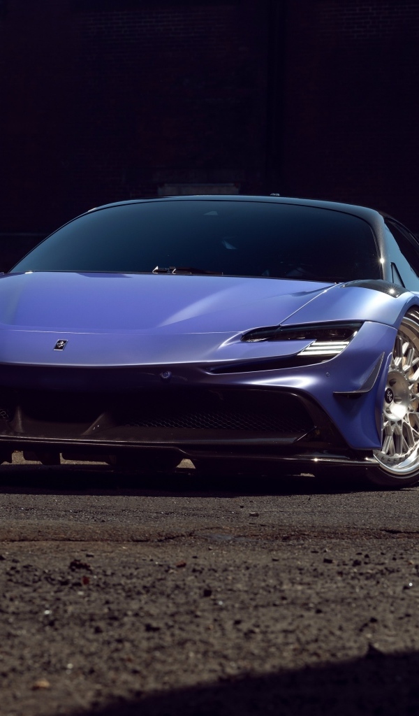 Синий автомобиль Ferrari SF90 Spider вид спереди