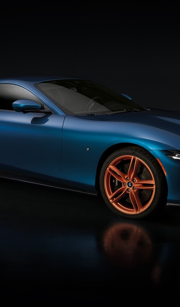 Синий автомобиль Ferrari Roma Tailor на черном фоне