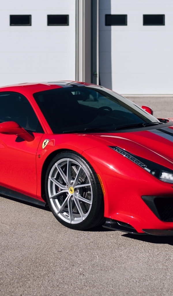 Дорогой красный автомобиль Ferrari 488 Pista