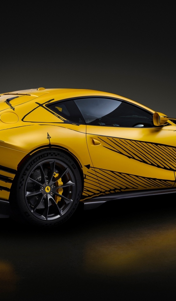 Дорогой спортивный автомобиль Ferrari 812 вид сзади