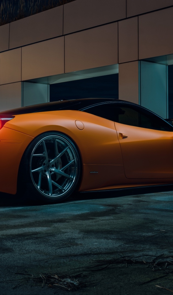 Автомобиль Ferrari 458  вид сзади