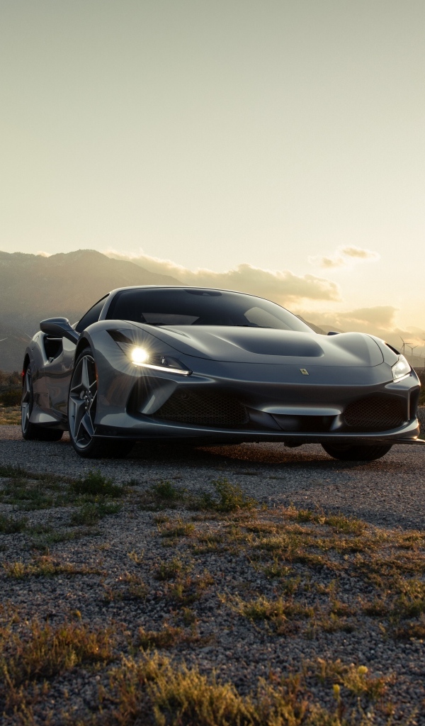 Автомобиль Ferrari F8 Tributo в лучах солнца