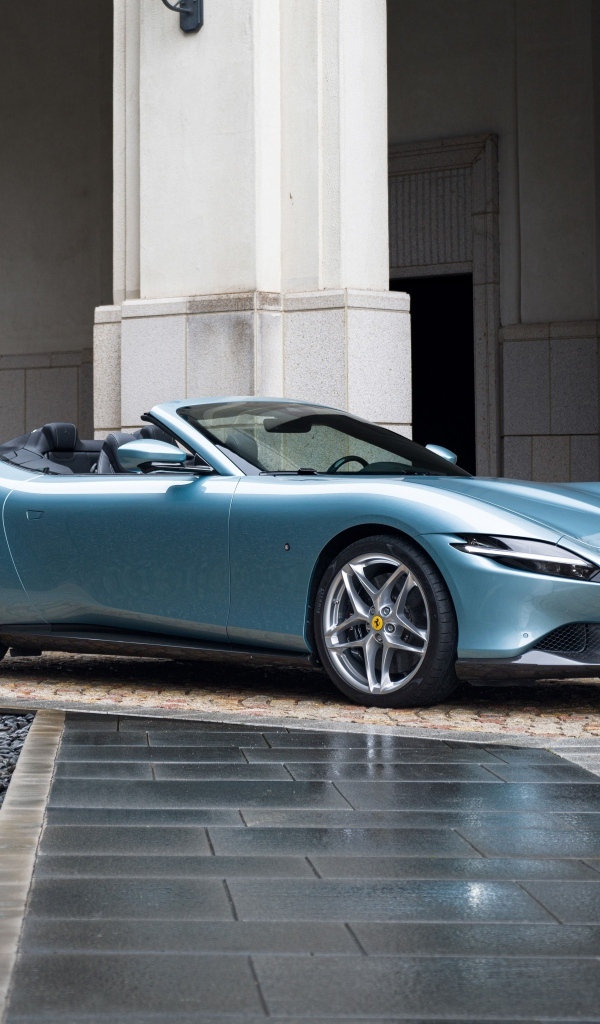 Автомобиль  Ferrari Roma Spider 2023  года у здания