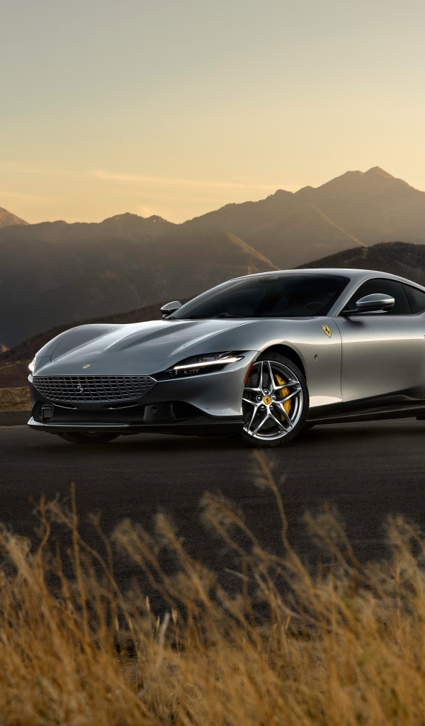 Автомобиль Ferrari Roma на фоне гор