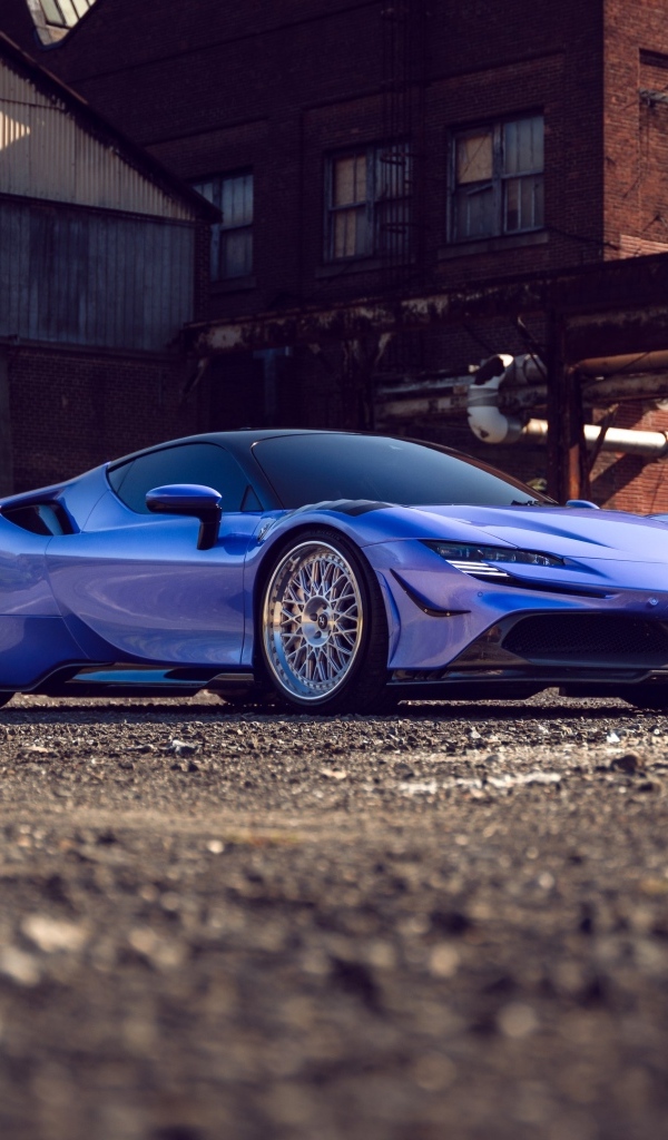 Автомобиль Ferrari SF90 Spider на фоне здания