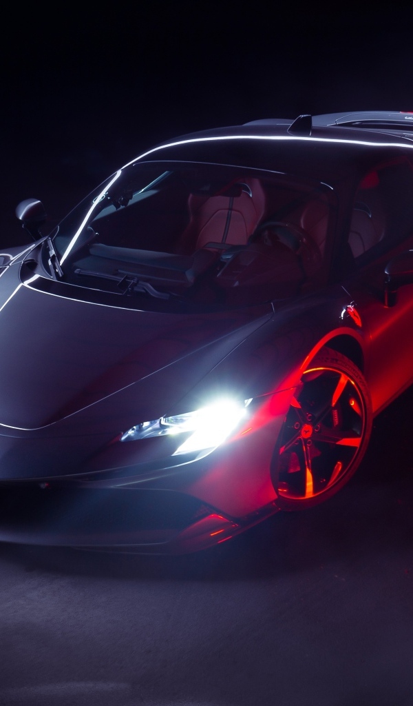 Автомобиль Ferrari SF90 Stradale с включенными фарами