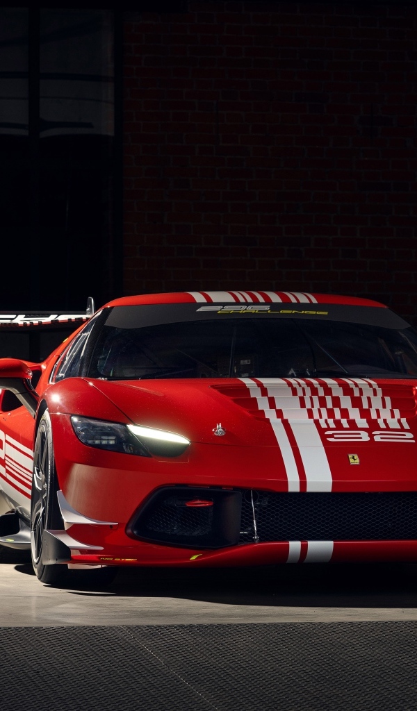 Вид спереди на автомобиль Ferrari 296 Challenge