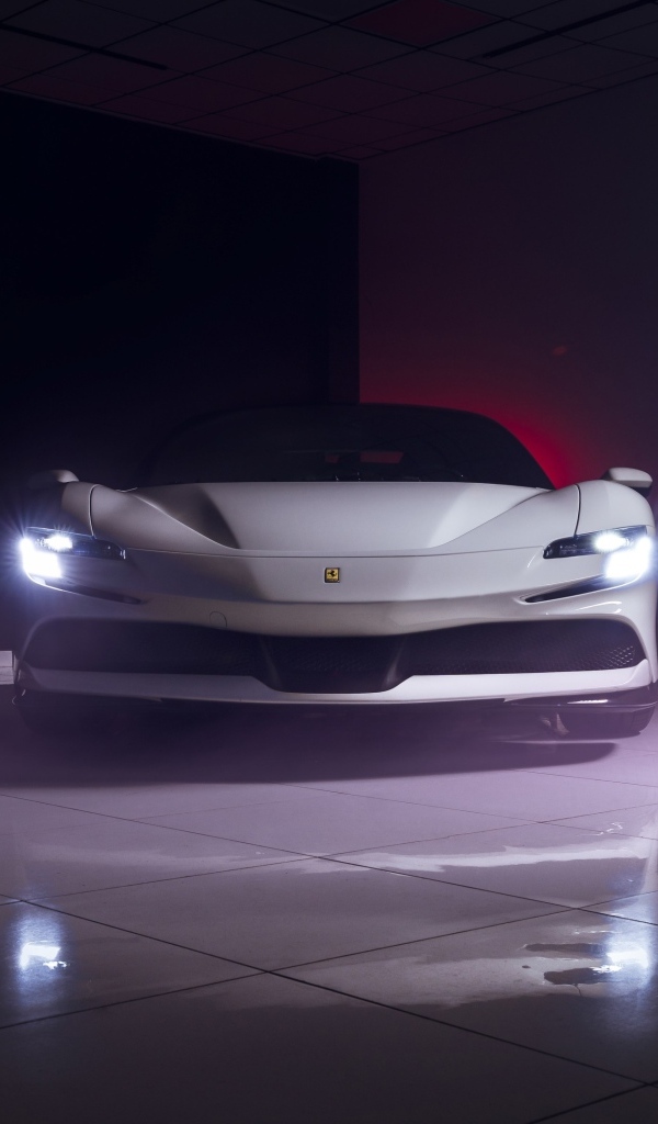 Вид спереди на автомобиль  Ferrari SF90 Stradale