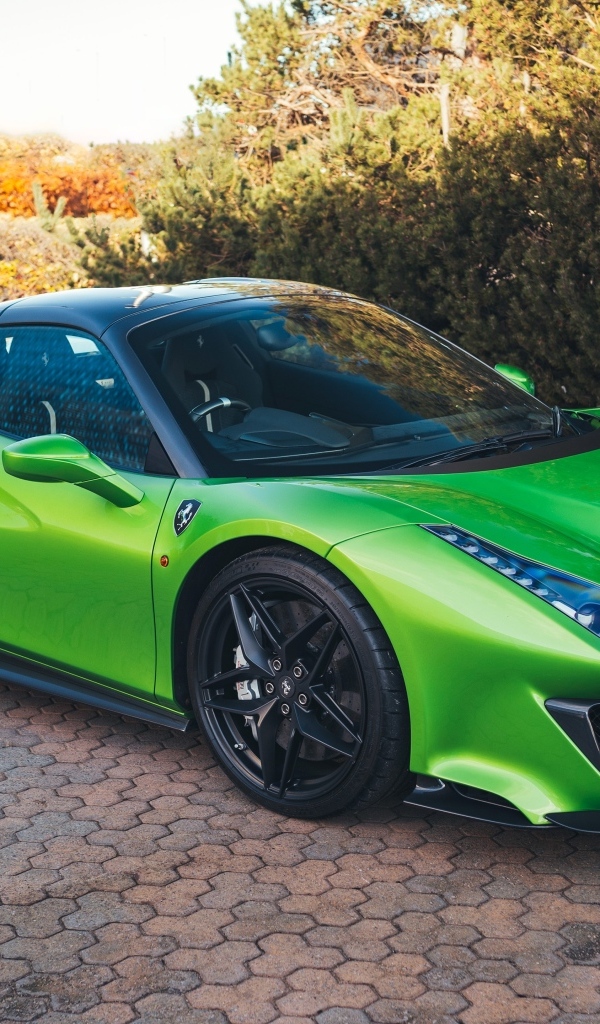 Зеленый автомобиль Ferrari 488 Pista Spider