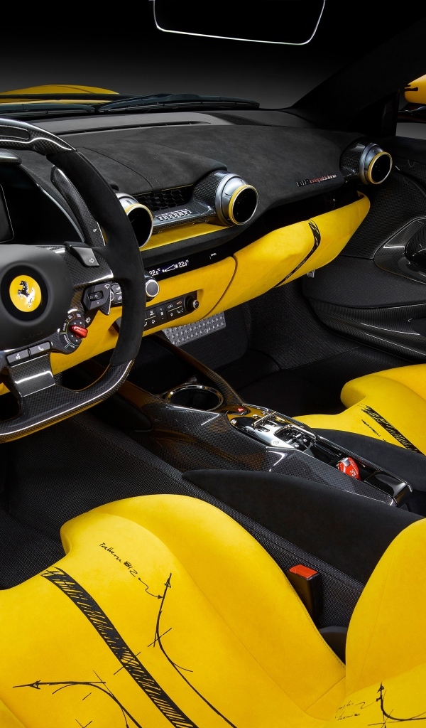 Кожаный салон автомобиля Ferrari 812