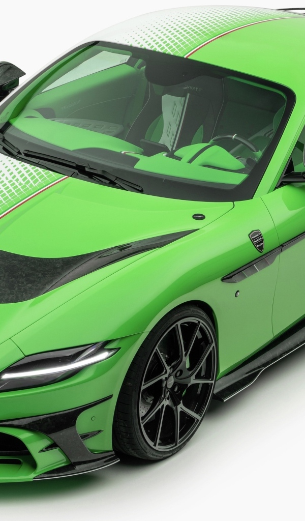 Автомобиль Mansory Tempesta Verde Ferrari Roma на белом фоне