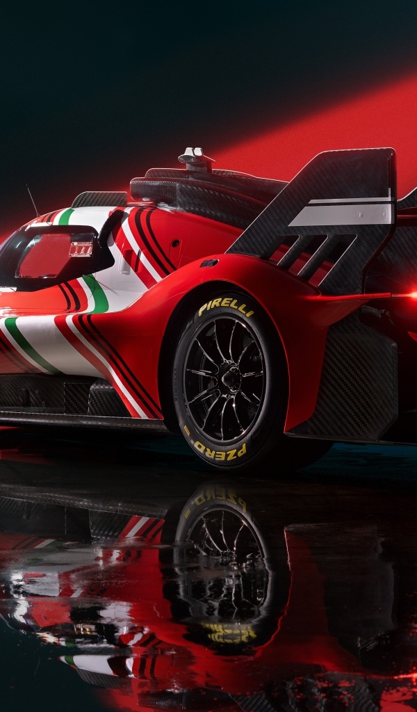 Вид сзади на спортивный автомобиль Ferrari 499P Modificata