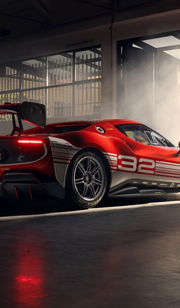 Вид сзади на автомобиль Ferrari 296 Challenge 2023 года