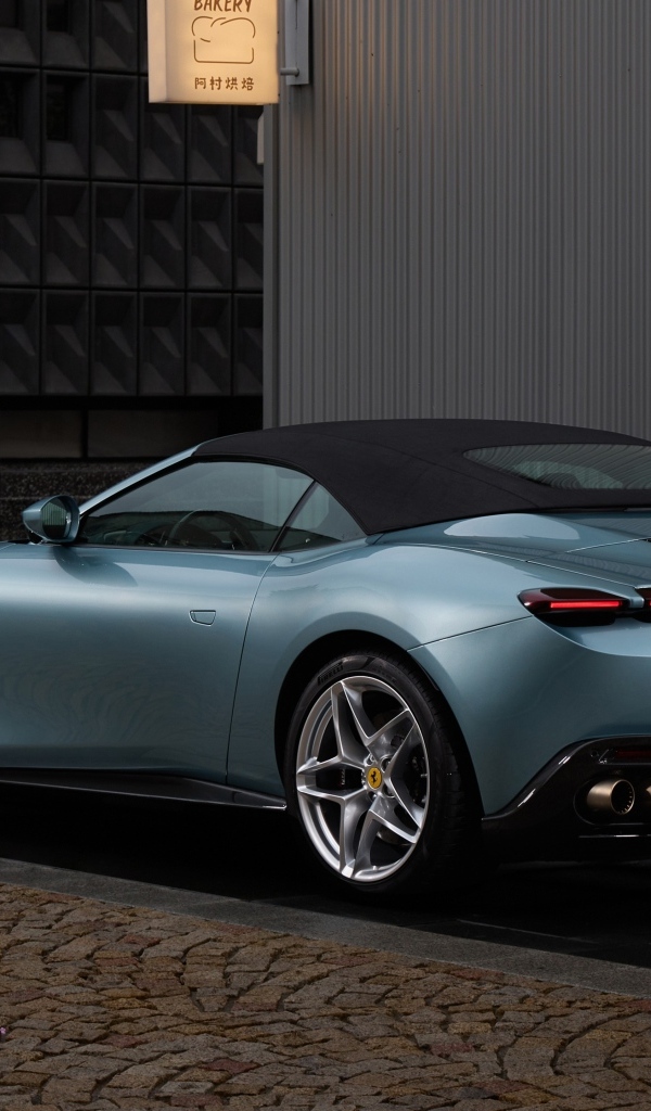 Вид сзади на автомобиль Ferrari Roma Spider 2023 года