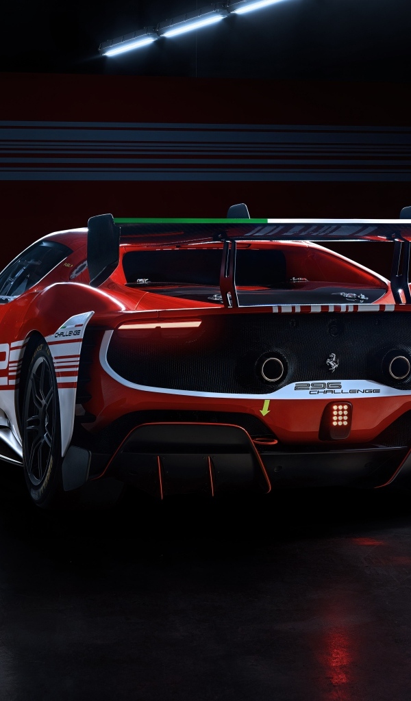 Вид сзади на спортивный автомобиль Ferrari 296 Challenge 2023