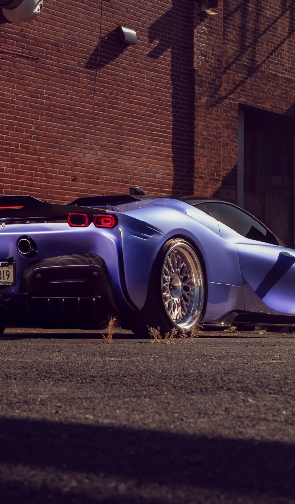 Вид сзади на автомобиль Ferrari SF90 Spider