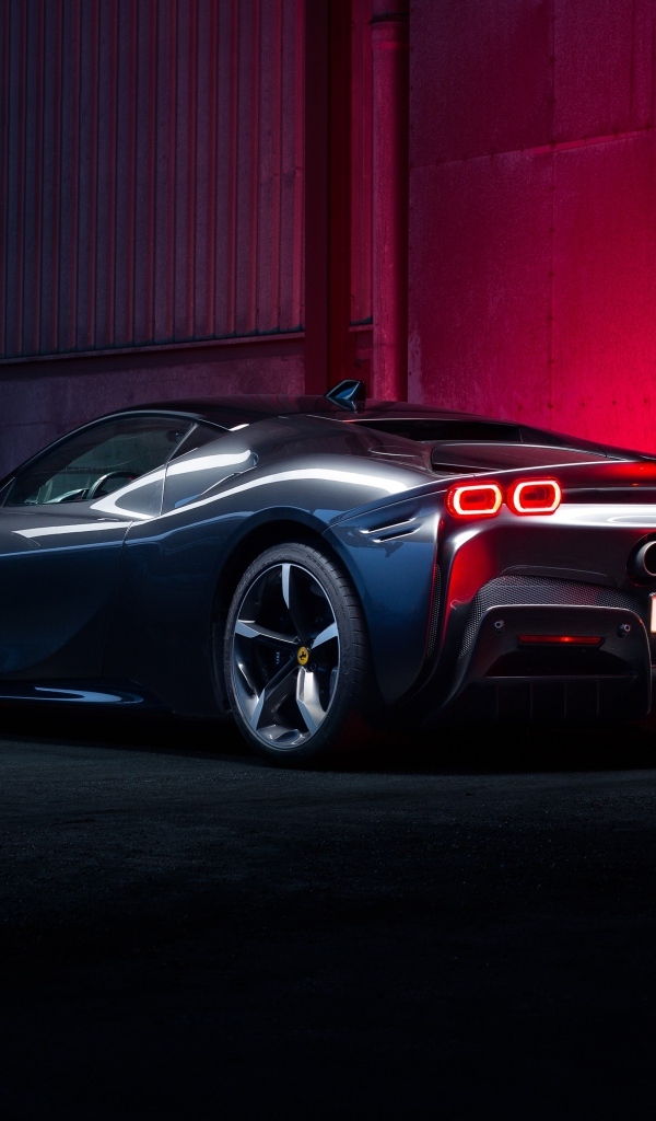 Вид сзади на автомобиль Ferrari SF90 Stradale