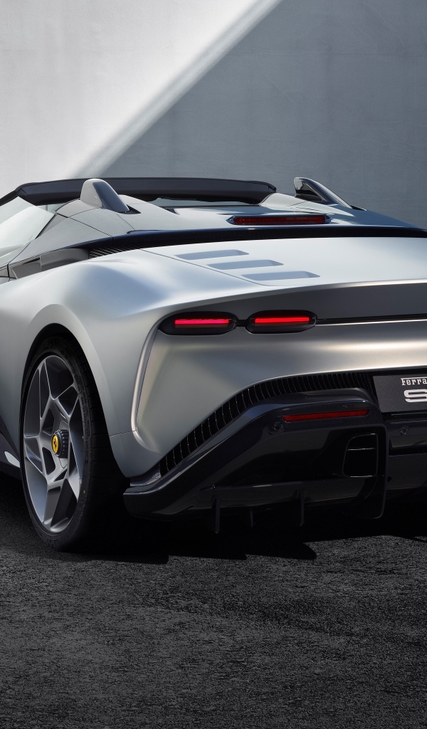 Вид сзади на автомобиль Ferrari SP-8